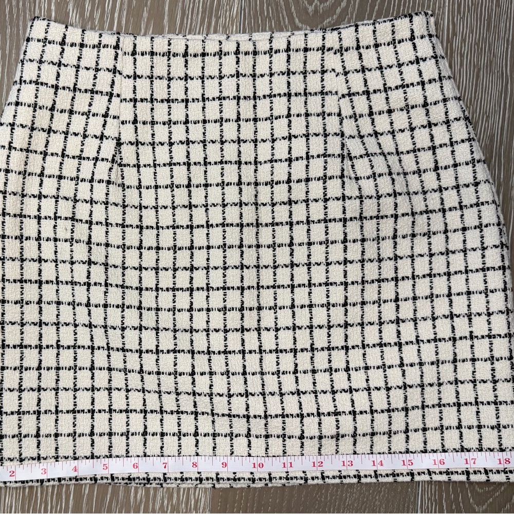 Chic Black and White Checkered Skirt - Picture 4 of 7